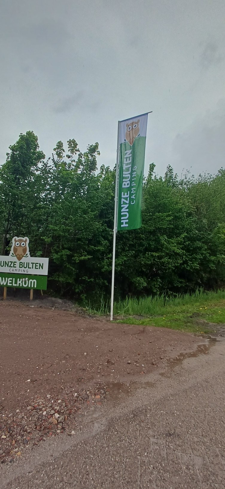 Welkomstbord en vlag camping hunze bulten